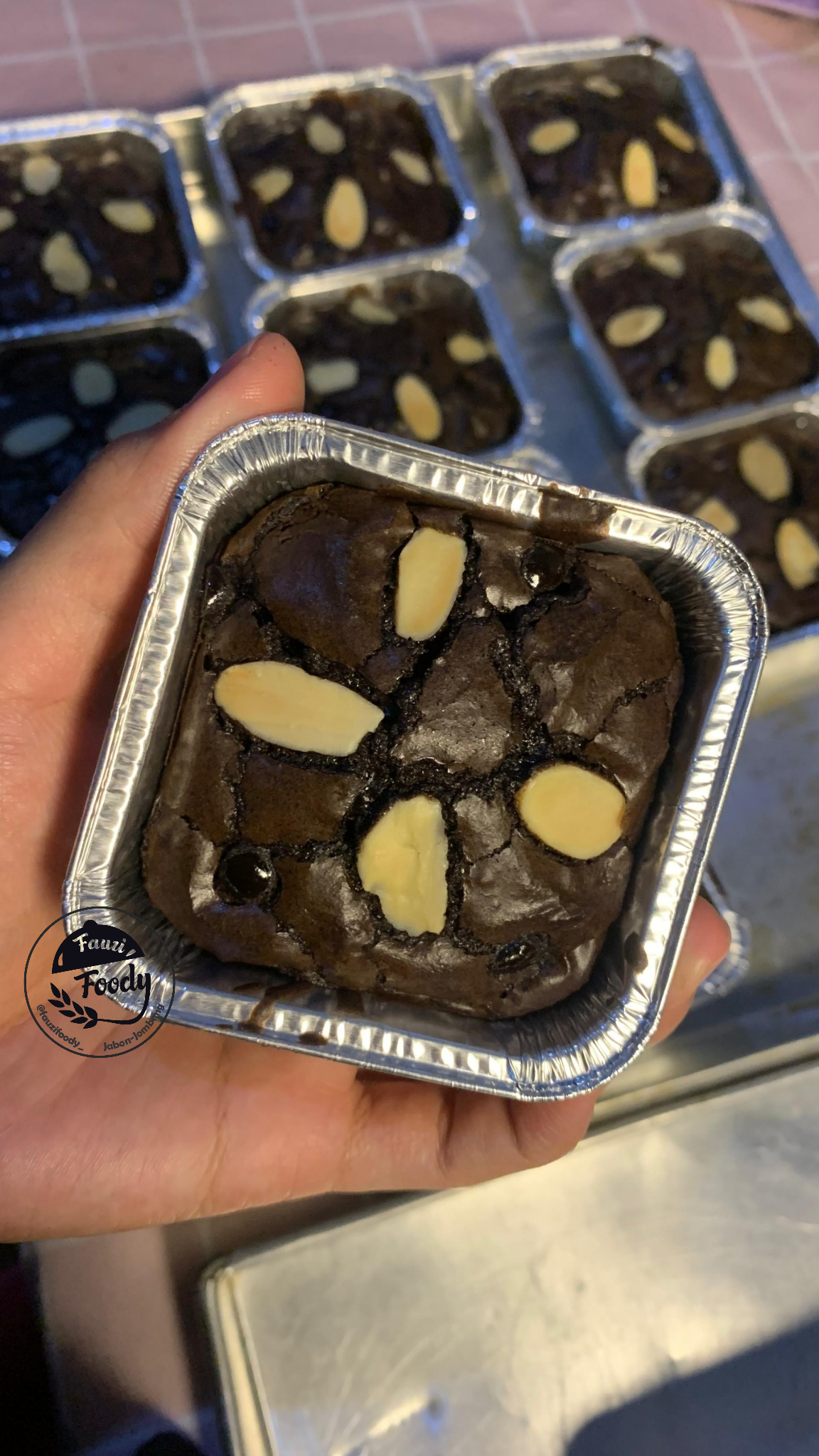 brownies mini dengan ukuran pas sekali makan, rasa nikmat legitnya nyoklat bangett